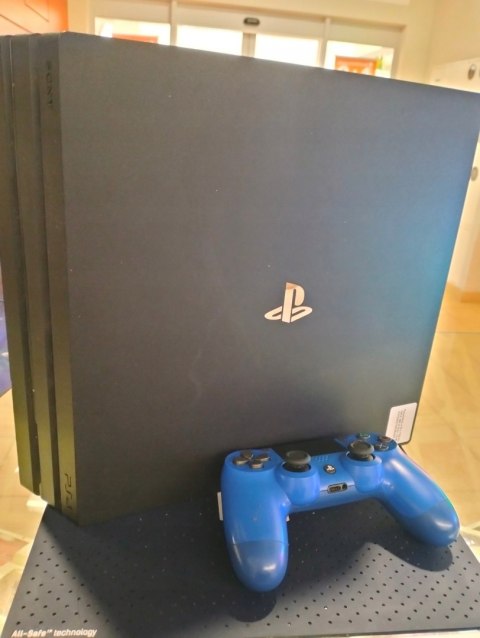 Konsola Sony PlayStation 4 Pro czarna + Kontroler